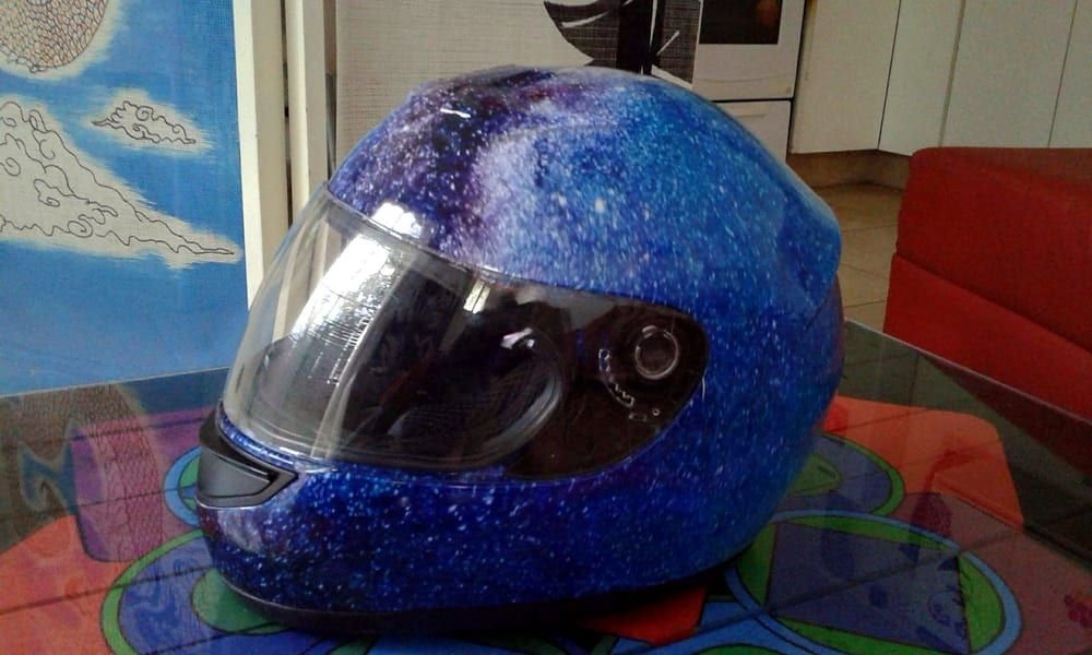 Casco con diseño galaxia azul en vinilo