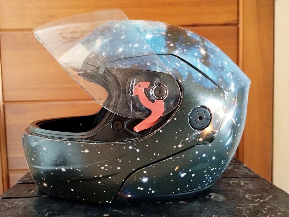 Casco integral personalizado con diseño galaxia