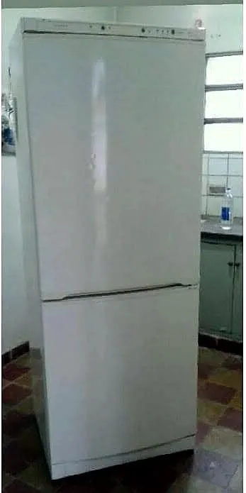 Heladera renovada con vinilo antes