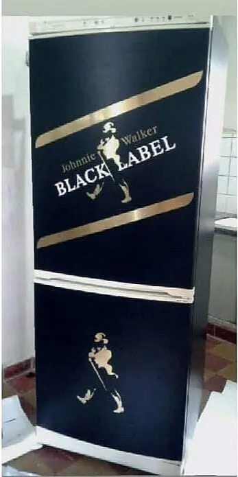 Heladera renovada con vinilo después
