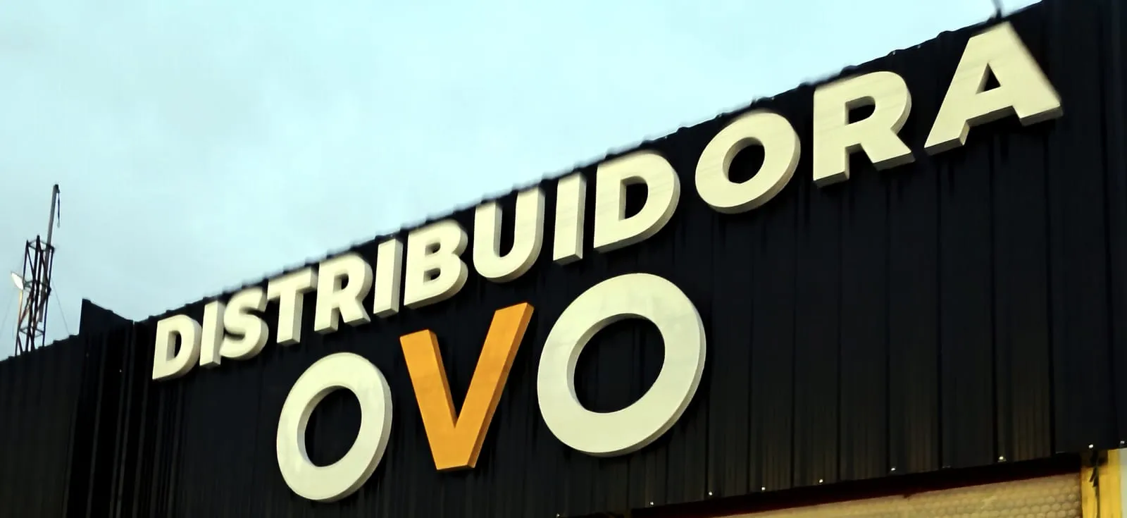 Cartel con letras corpóreas en fachada