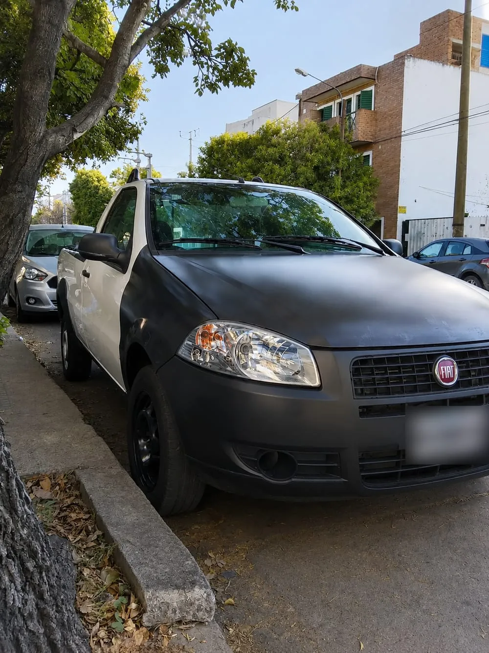 Fiat Strada antes del ploteo, vista tres cuartos