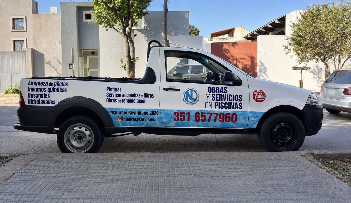 Fiat Strada rotulada para una empresa de piscinas