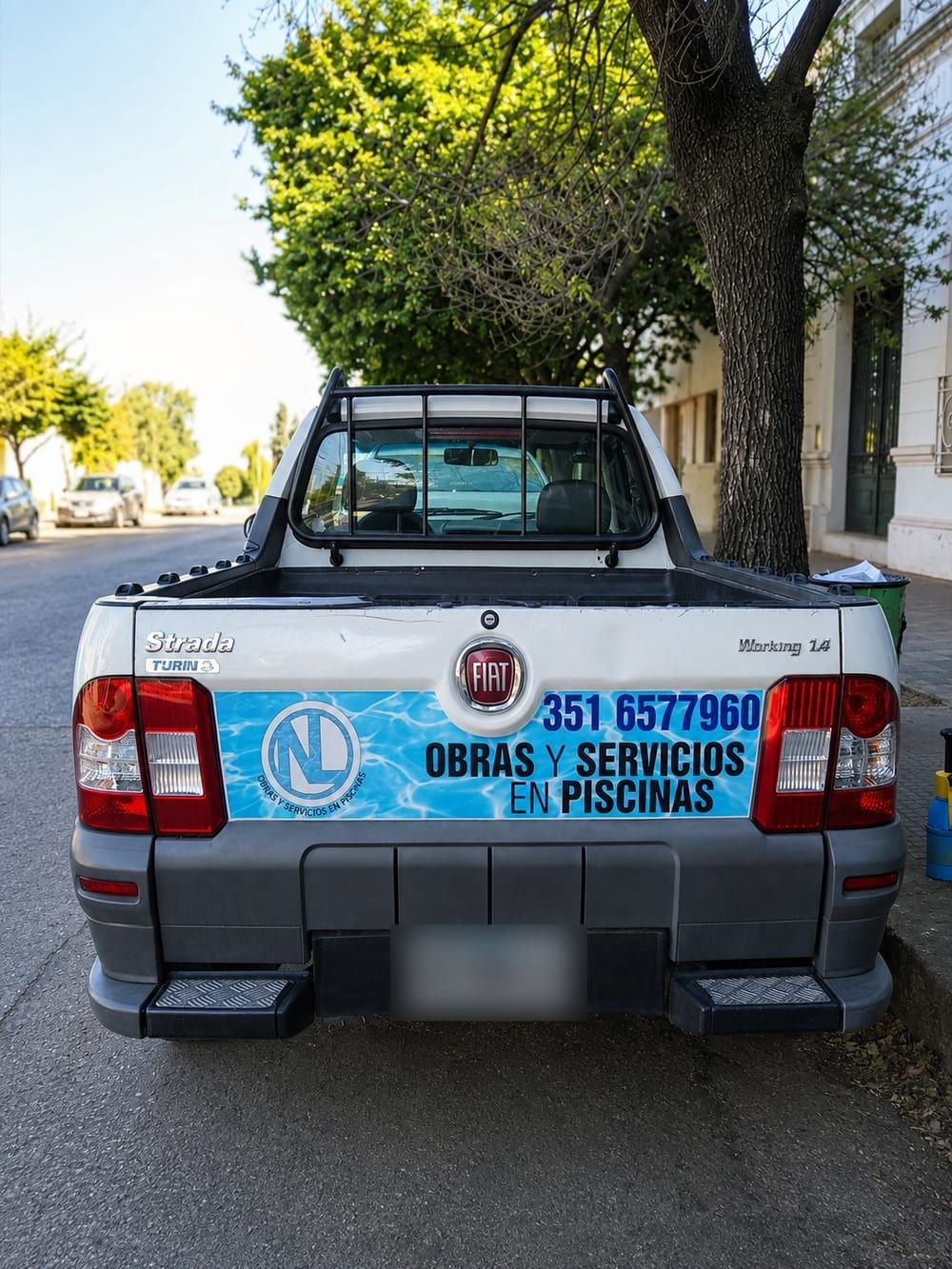 Vista trasera con datos de contacto