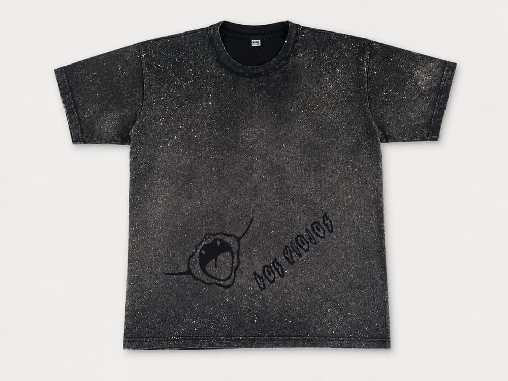 Remera negra con diseño de astronauta