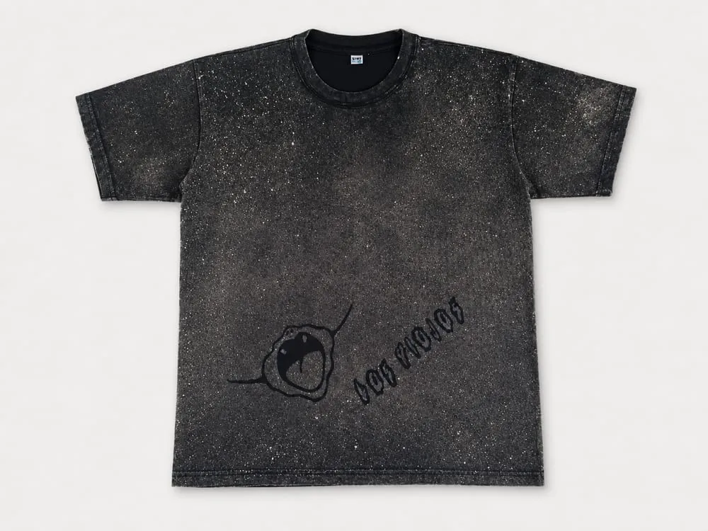 Remera negra con diseño de astronauta