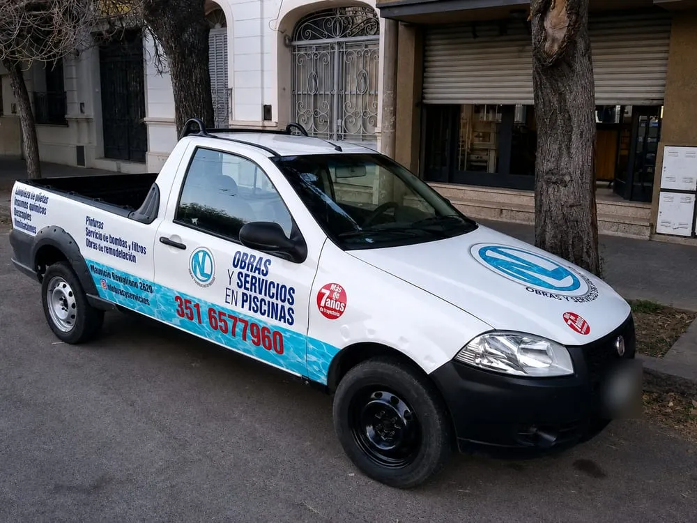 Fiat Strada ploteada, vista tres cuartos